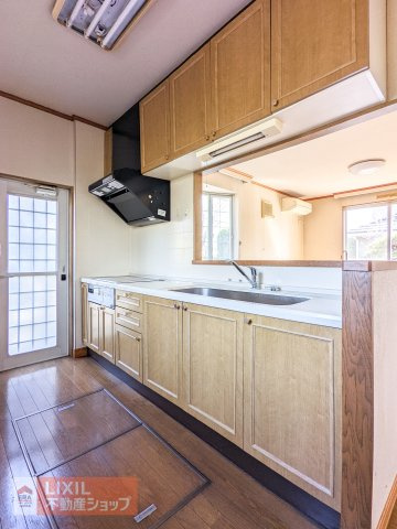 作業スペースがしっかり確保された使い勝手の良いキッチンです♪勝手口があり、ゴミ出し等に便利です☆