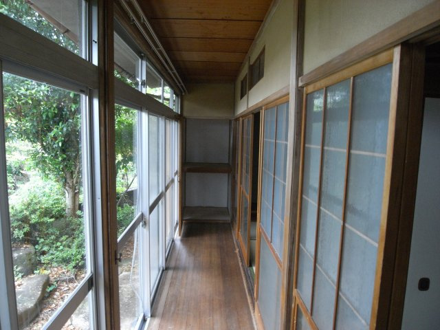 庭を望む縁側は、昔ながらの趣を感じさせる心安らぐ空間。窓から差し込む光が優しい雰囲気を演出しています。読書スペースにもおすすめ。季節の移ろいを感じながら、穏やかな時間が過ごせます。