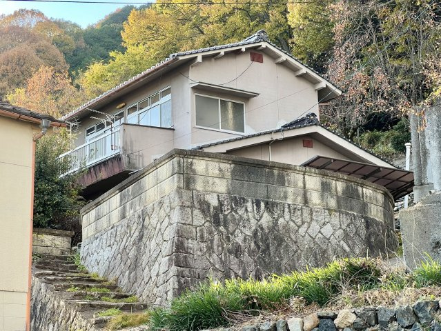 趣のある外観は、昭和の風情を感じさせる佇まい。外構部分もリフォームによって美しく再生可能です。外壁の塗装や玄関アプローチの補修で、ぐっと印象が変わります。リフォームで理想の住まいに仕上げましょう！