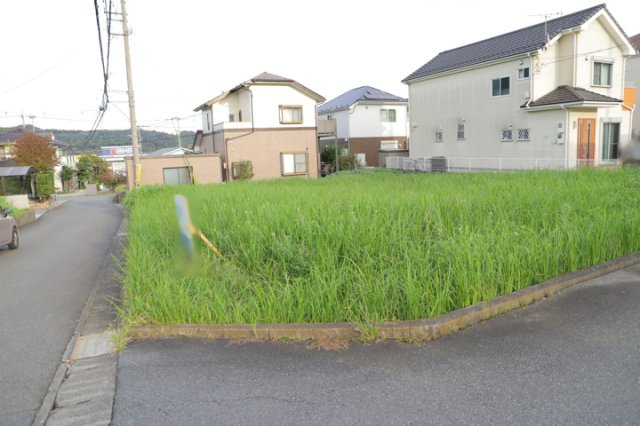 人が暮らすうえで日光は大切な要素となります。日当たりの良さは譲れないポイントですね。併せて近くに大きな建築物の建築予定がないか、あるいはそれが可能な土地が近くにないか事前に確認することもお勧めします。