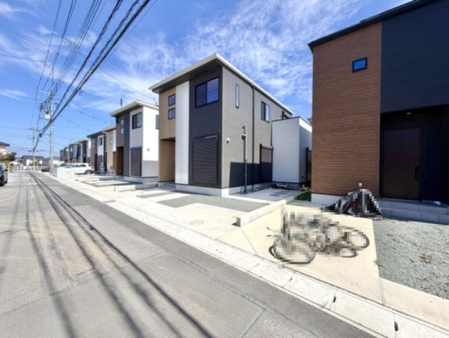 ■外観｜室内の隅まで陽射しが差し込みやすい全居室南向き♪