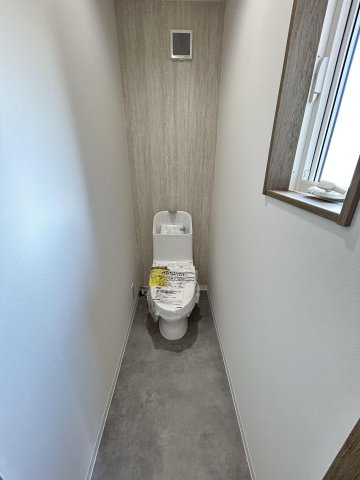すっきりとした明るい窓付きのトイレ！
