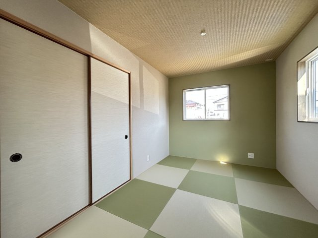 おしゃれな半帖畳を採用した明るい和室です！！