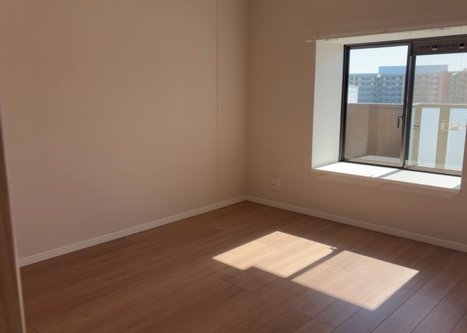 寝室でゆっくりと過ごすためにはベッド周りの適度な空間を担保することや窓の位置、照明の明るさ、寝室の広さなどを考える必要があります。自身や家族の構成とライフスタイルに併せて寝室にする部屋を選びましょう！
