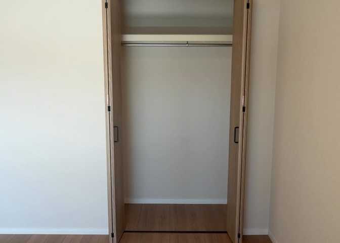 デザイン性を重視しすぎて収納が少なかった！なんてことにならないため、事前に現地で収納の数を確認しておくことをお勧めします。クローゼット以外にも床下収納や屋根裏収納、パントリーなどもチェックしましょう。