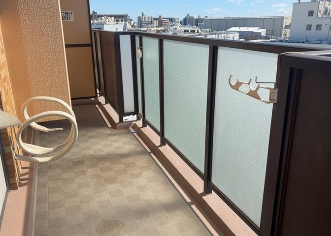 バルコニーは、室外の専用スペースのうち、「屋根がなく開放された空間」であるものを指します。ベランダより広いタイプのものが多く、日当たりもよいため家庭菜園などを楽しみたい人にとって適した環境となります。