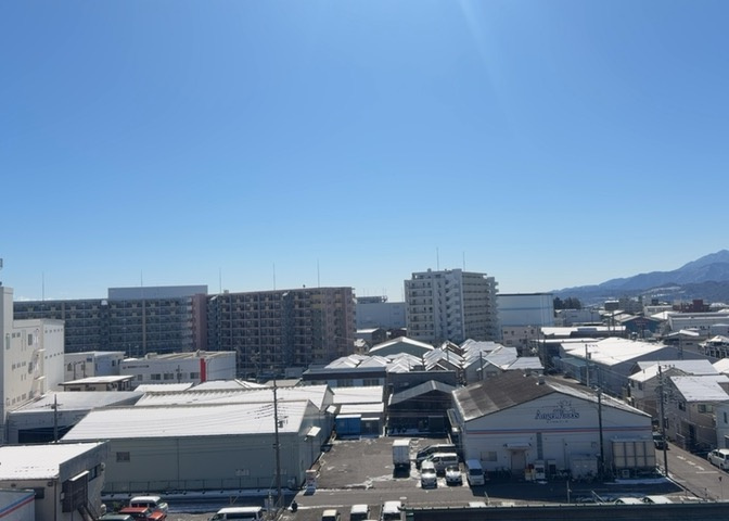 眺望の良さを楽しめるダイニングキッチンで家族団らんの時間を過ごしてはいかがでしょうか。バルコニーから見える景色を家族で眺める時間は、時間が経つのを忘れてしまいそうですね。是非、現地を見に行きましょう！