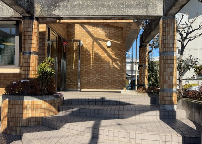 マンションのエントランスには、もともと風よけや防犯の役割がありますが、マンションによって宅配ボックスなどの設備が備わっている所もあります。日々の生活をイメージしながら生活しやすさをチェックしましょう。