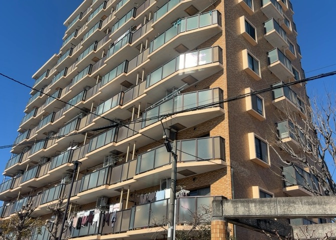 外観はマンション管理がされているかの目安になります。築年数が古いと、壁面は劣化してひび割れが生じることも！建物が古びていても細かいところが修繕されていると、きちんと管理されているなぁと感じるでしょう。