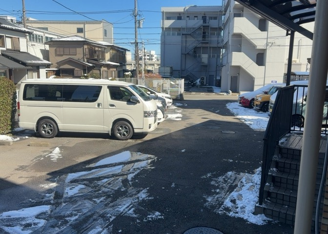 駐車場と明記されていても、最小スペースでつくられた駐車場だと大型車は駐車できなかったり、出入りしにくくなったりする可能性があります。お車のサイズと購入したい物件の駐車場のサイズを現地で確認しましょう。