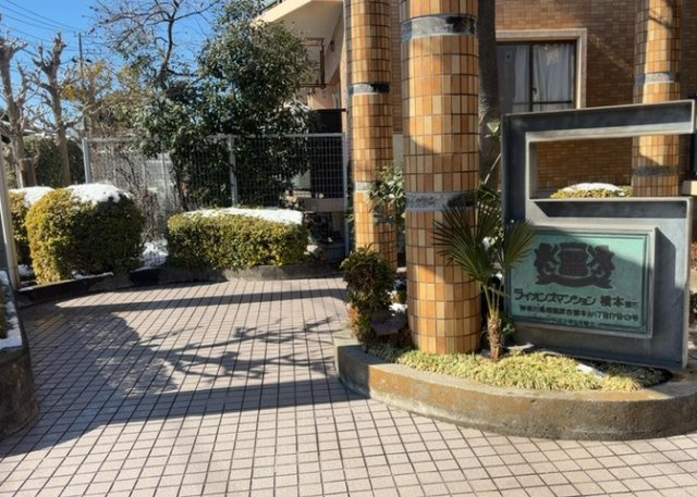 物件によっては、入居者が個人的に使用できる専用庭がついているものもあります。また、住宅の中にある土間の部分を庭と呼ぶこともあります。庭の用途は住む人によって変わり、それによってデザインもさまざまです。