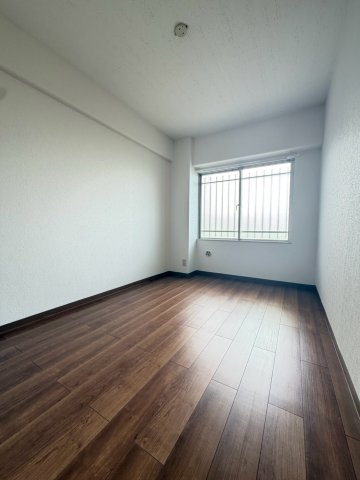 客間やお子様の遊び場としても便利な和室。