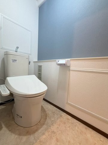 温水洗浄便座付きトイレに交換済。