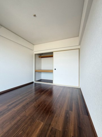 バルコニーに面した明るい洋室。