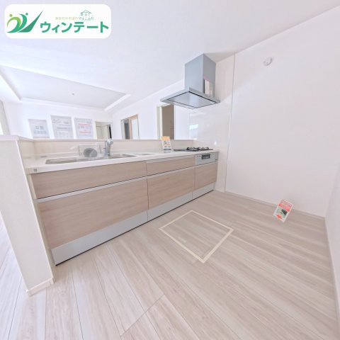 3口コンロ・浄水器付き水栓のシステムキッチン。調理も片付けもスムーズです。