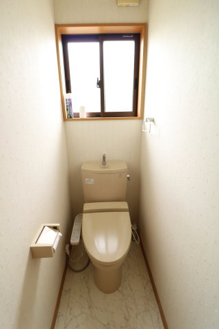 窓があり明るく換気のできる2階トイレ！