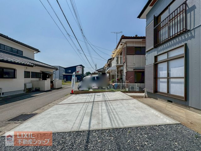 並列駐車可能な広々した駐車場です！