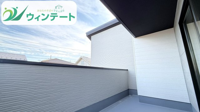 洗濯物や布団がしっかり干せる広さを確保。家事スペースとしてもくつろぎスペースとしても活躍します。