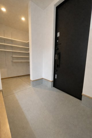 明るくきれいな玄関です