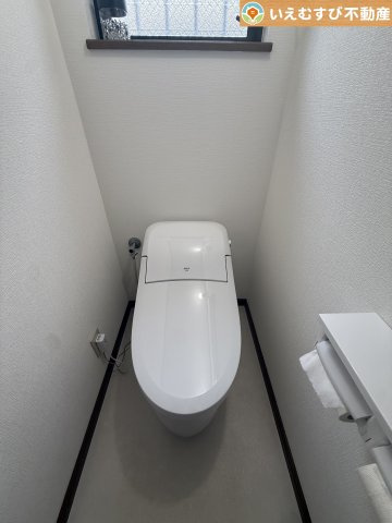 普通の生活で水道代を節約できる節水トイレ　窓付きで明るく、お掃除しやすいシンプルな空間♪