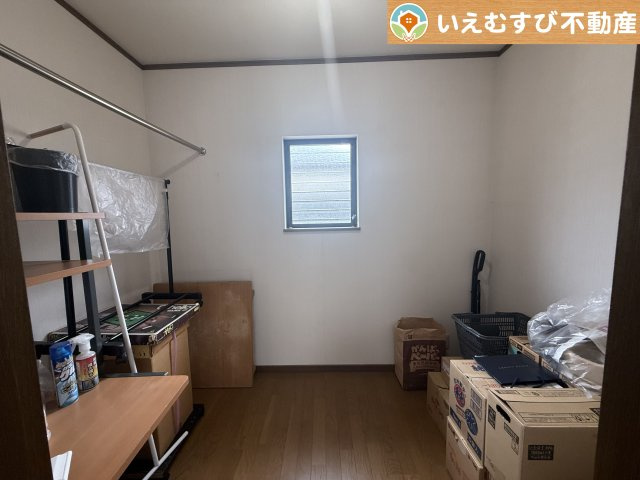 たっぷりの収納力を備えたウォークインクローゼット　たくさん収納できるので季節物やかさばるバッグなども片付きます♪