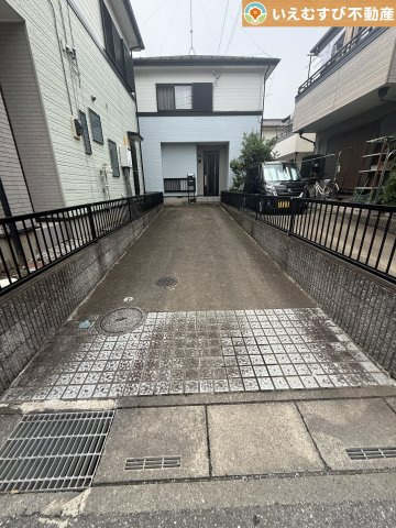 2台駐車可能なスペース完備　しっかり舗装してある駐車スペースで天気が悪く足元が悪い日でも乗り降りしやすい♪