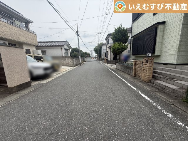 充分な広さの前面道路　間口が広くお車の出し入れも問題なく行えるスペースが確保されています♪