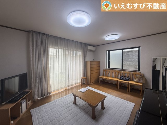 自然光で満たされる明るく開放感溢れるリビング　たっぷりの採光で明るい空間。家族みんなでくつろげます♪