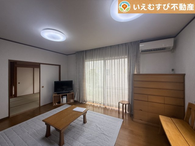 開放感と家族との距離感にこだわったＬＤＫ　採光たっぷりのリビングで休日には家族みんなでくつろげそうですね♪