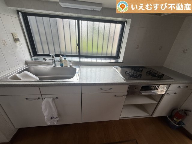 機能性収納性に溢れるキッチン　収納もたっぷり付いていてすっきり片付く！毎日楽しくお料理が出来そうです！