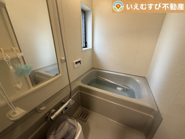 ナチュラルな色合いで落ち着いた空間　優しい色合いでくつろぎの浴室。ゆっくり過ごしながら疲れを取りましょう♪