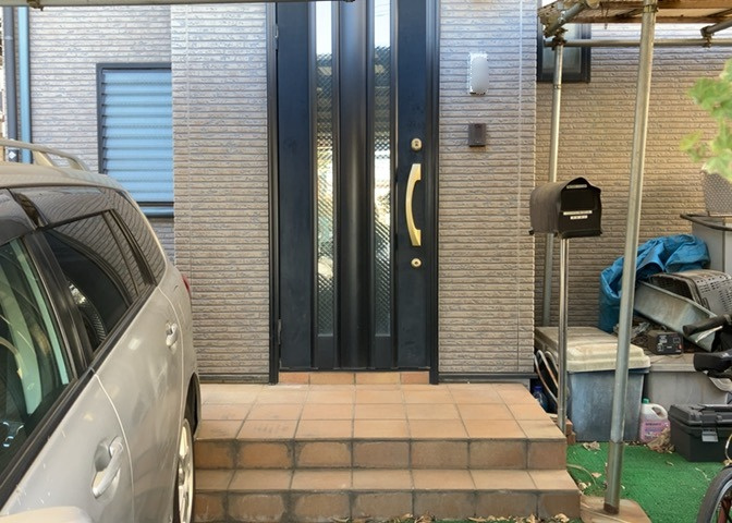 玄関は家の顔でもあり、家族以外の目にも止まる場所です。玄関は外との間を仕切る扉、靴などをしまっておく収納スペース、靴脱ぎのたたきスペース、来客とのやり取りをするドアホンなど複数のアイテムからなります。