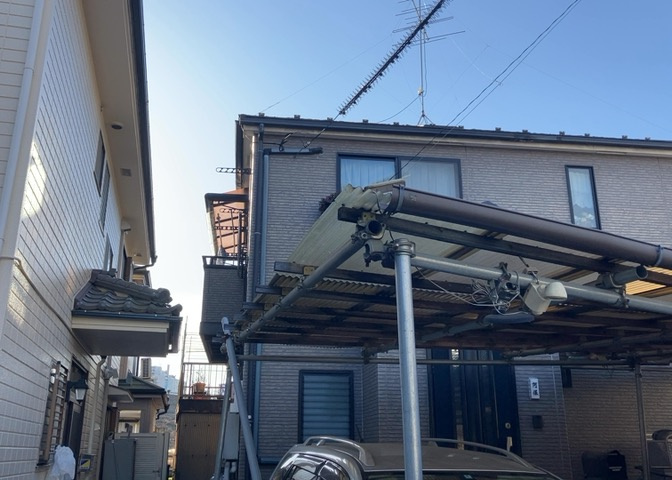 バルコニーは、室外の専用スペースのうち、「屋根がなく開放された空間」であるものを指します。ベランダより広いタイプのものが多く、日当たりもよいため家庭菜園などを楽しみたい人にとって適した環境となります。