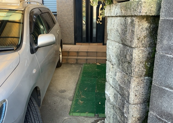 建物の基礎工事の方法は、主流となっているベタ基礎（防湿基礎）と布基礎の2種類に分類され、床下の通気性や耐久性などに違いがあります。建物の基礎部分の構造や付帯設備など詳細については現地でご確認ください。