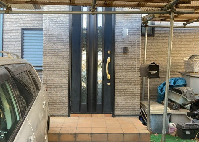 玄関ポーチにおいて最も重視すべきと言っても良いのが広さです。適切な広さの玄関ポーチでないと外見的なバランスは崩れてしまいますし、何より使いにくくなってしまいますので、現地で実際に下見をしてみましょう！