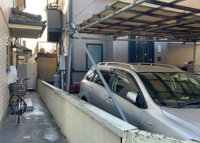 床下換気口は、床下に湿気がこもることを防ぎ、効果的に換気を行うために設置されています。床下換気口が設置されていない建物は、基礎パッキング工法などにより換気を行なっています。詳細は現地でご確認ください。