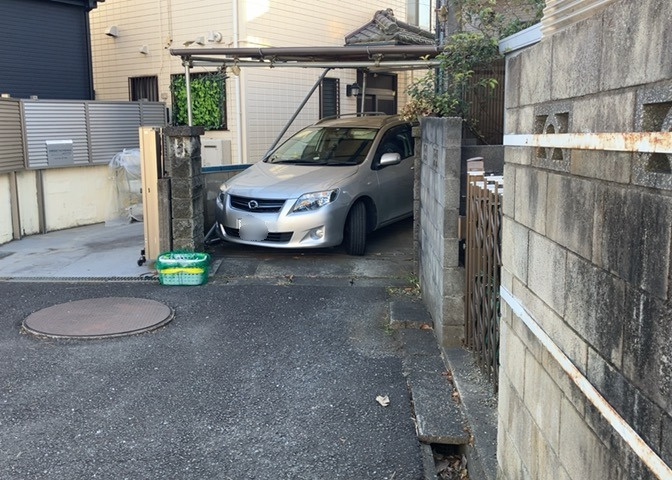 車一台あたりに必要なスペースは、標準サイズの普通自動車で横幅2m50cm、長さ5mは必要になります。ただし、乗降のことも考慮して横幅3m30cm、長さ5m50cmほどは確保できるところを選びましょう。