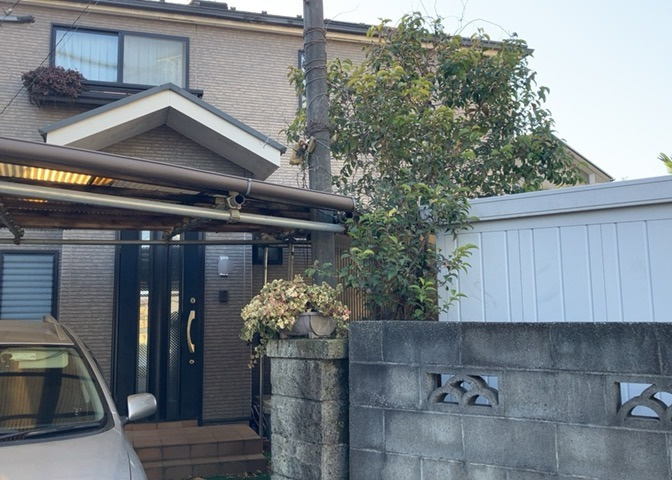 庭のある家に住むことのメリットとして、子どもたちの遊び場を確保できること、ガーデニングや家庭菜園を楽しめること、明るさを確保できることがあります。また、配置を工夫することでプライバシーが確保できます。