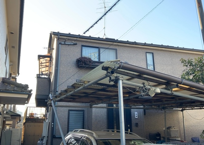 バルコニーは、建物内から室外へ楽に出入りできる便利なスペースです。また、バルコニーには手すりを付けることが義務付けられており、手すりの高さは110cm以上で施工することが建築基準法で定められています。