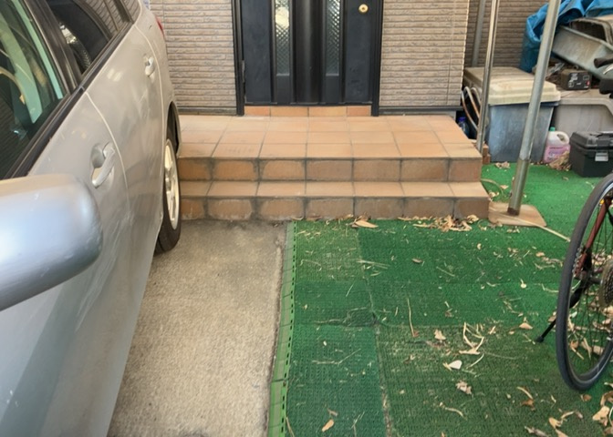 玄関は家の顔と言っても過言ではありません。現地を見学する際は玄関の広さや全体のバランスなどを見てみるといいでしょう。一般的なアプローチのしやすさだけではなく、お年寄りにも優しい設計のものだと安心です。