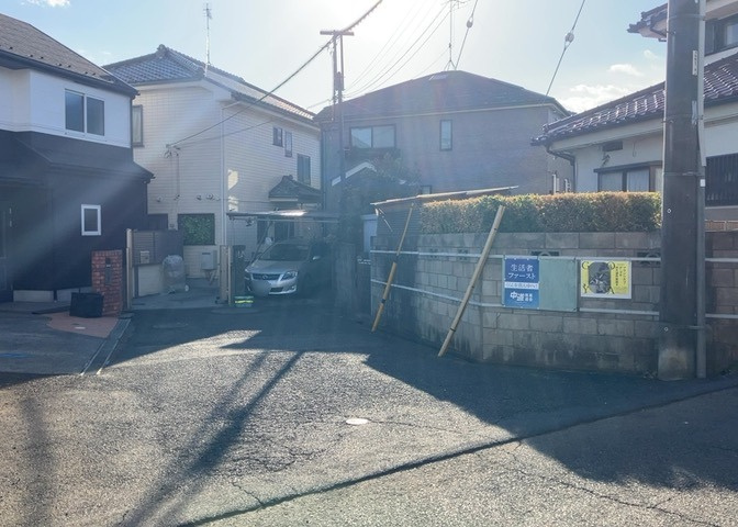 住宅用の土地では前面道路に2m以上接していなければならないと法律で定められています。しかし、お持ちの車のサイズやライフスタイルなどにより、2mでは利便が悪い場合もございますので、事前に確認しましょう。