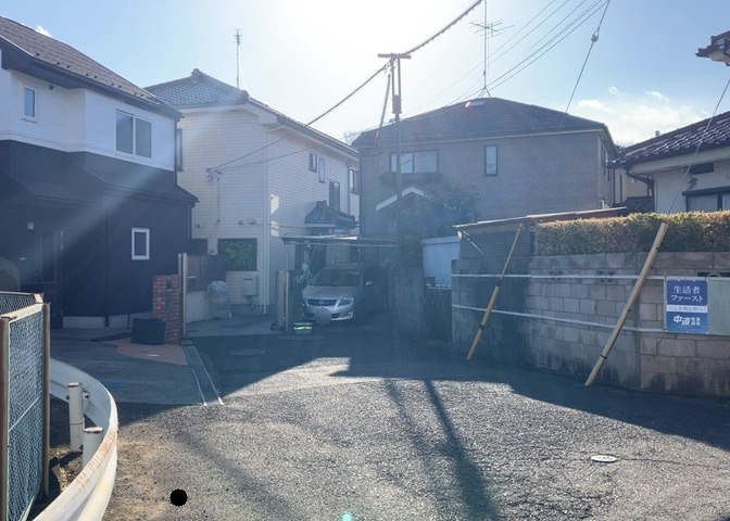 道幅が広い場所は日当たりや風通が良好です。幅が広いのですれ違いも可能ですし大きな車でも駐車可能！一方で、大型車が通ることも多くなるため交通量の増加により騒音に繋がります。また土地の値段が高くなります。