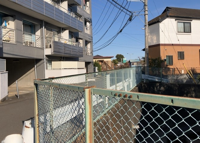 桜や紅葉の名所に出かける人は多いと思いますが、家にいながら季節の移ろいを感じる生活を送りませんか？リビングや窓から見える景色が生活を彩るワンポイントに！現地から見える景色を堪能してみては如何でしょう。