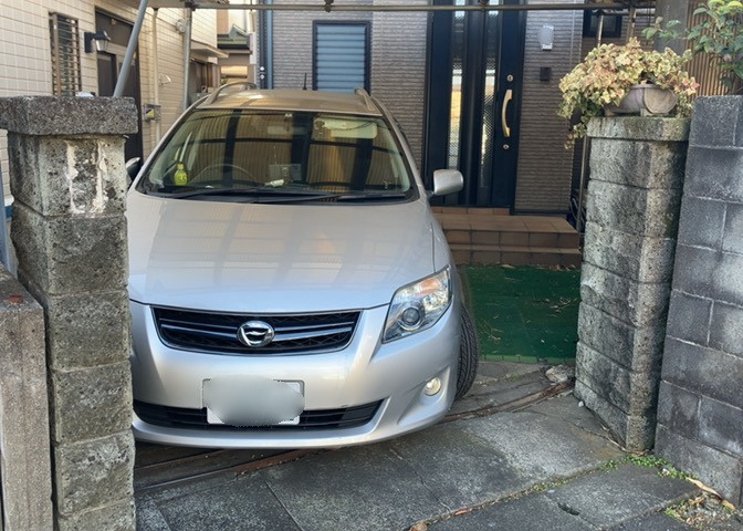 駐車場と明記されていても、最小スペースでつくられた駐車場だと大型車は駐車できなかったり、出入りしにくくなったりする可能性があります。お車のサイズと購入したい物件の駐車場のサイズを現地で確認しましょう。