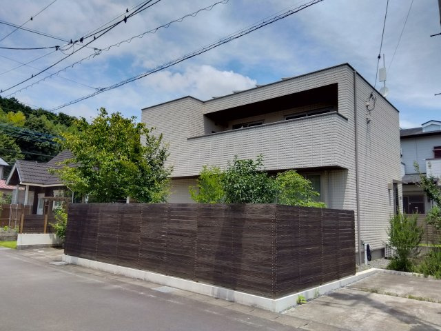 閑静な住宅地に位置しています。車通りが少なく騒音も気にならない穏やかな環境です。