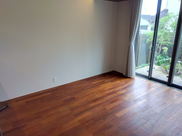 大きい窓があるので明るい空間でのびのびと生活できます。窓も多く明るいので家族団欒の楽しい時間が過ごせそうですね。