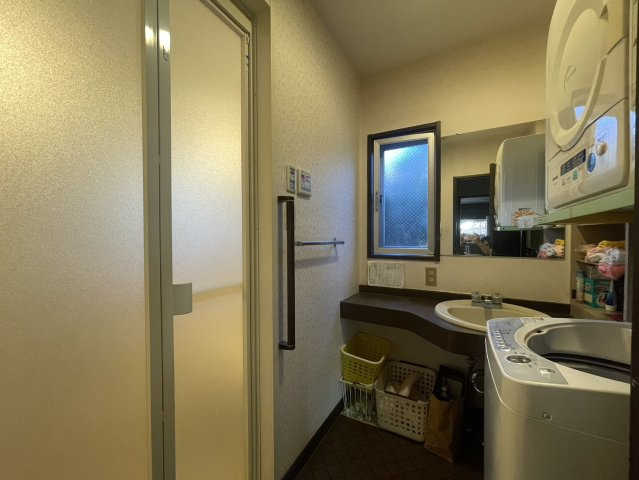 明るい窓付きの洗面所は、自然光が差し込む快適な空間。カウンター広めで収納力もあり、毎日の身支度がスムーズに。洗濯機置き場もゆとりがあり、家事動線も良好です。