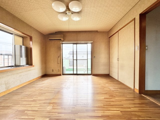 2階　8帖の洋室です。只今、リフォーム中ですがクロスや天井、建具交換などを行いますので安心です！