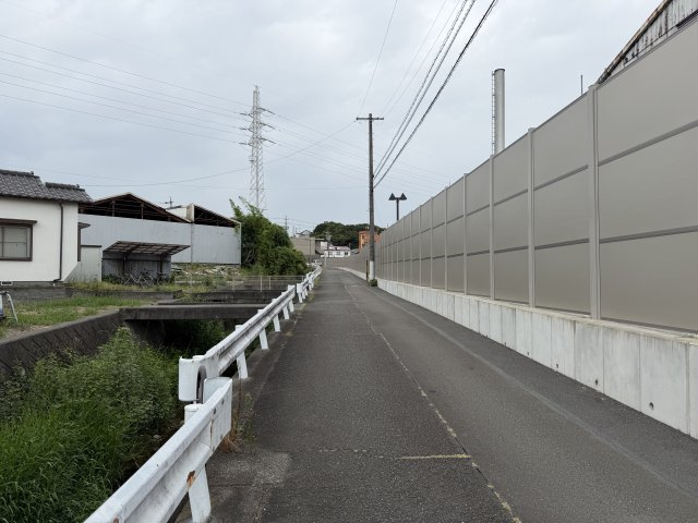 周辺の街並みを見渡せる前面道路。落ち着いた住環境の中で、穏やかな暮らしを実現できます。
