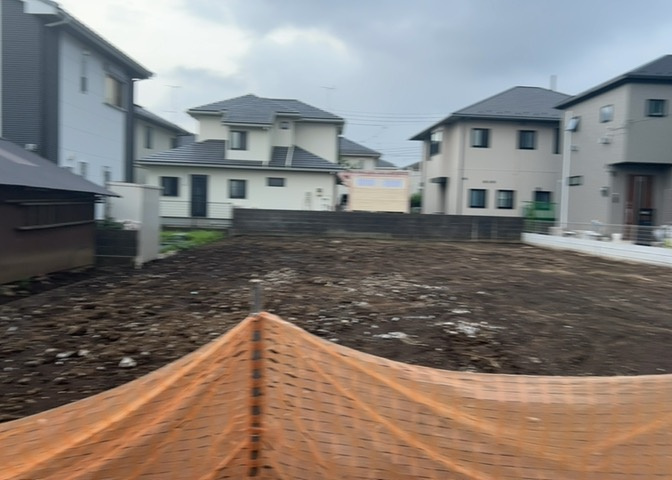 土地の形が極端に長細かったり、狭小地、あるいは道路との高低差がある傾斜地だった場合、後々売ろうとしても買い手がつかない場合もあります。後々、売却することになった時に価値の下がらない土地を選びましょう。